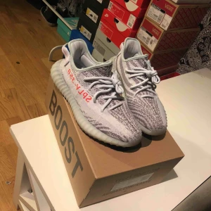  - Adidas yeezy boost 350 V2 blut tint Skick 8/10 sparsamt använda i bra väder Lite smuts runt sulan annars helt flawless Meet up i Norrköping eller skickas på köparens bekostnad 