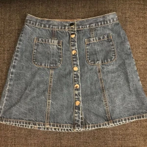  - Jeanskjol med silverknappar storlek S. Jättefint skick. Mötas upp på Södermalm/T-centralen eller skickas i Sverige. Köparen står för frakt. 