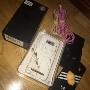  -  Säljer på grund av att jag inte trivs med Samsung och köpt en iphone istället 😊 köpt i slutet av förra sommaren med följer kartong, hörlurar, 3 laddare och 3 skal allt funkar som det ska! Inga sprickor..