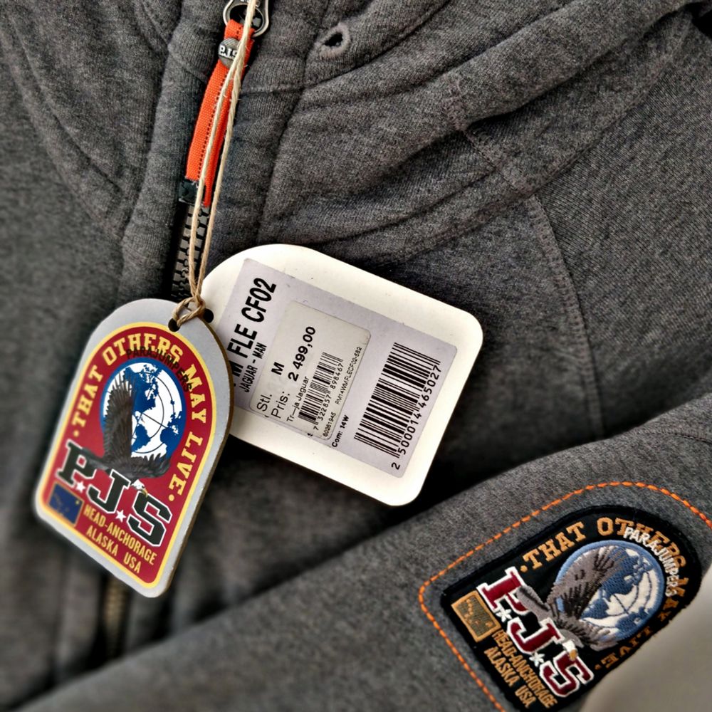 PJS-hoodie i väldigt bra skick. Har haft denna ett tag nu och har märkt att jag inte bär hoodie allt för ofta, där av det goda skicket på plagget. Den sitter som en stor medium eller en liten large. Jag är en medium har inga problem att ha den men funkar för de som har large för de flesta också. Kan mötas och kan frakta📩 Kan även tänka mig byta mot skjortor i storlek M. . Tröjor & Koftor.
