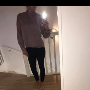  - Blus i stl XS-S , man kan knyta en söt liten rosett vid halsen, härlig färg som inte riktigt vill ge med sig på bild.