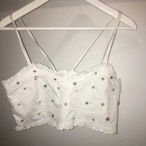  - Jättesött linne från zara med pärlor på och dubbla axelband. Har även en dragkedja på ena sidan. Är en storlek XS men jag skulle säga att den mer är en S. Kostnad för frakt tillkommer