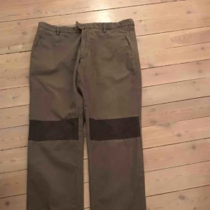  - Chinos med knäpatchar  Stl: 50 Kan mötas i Sthlm eller skicka med post mot fraktkostnad. 