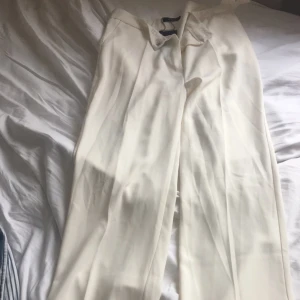  - Dom vita populära kostymbyxorna från nakd, oanvända!