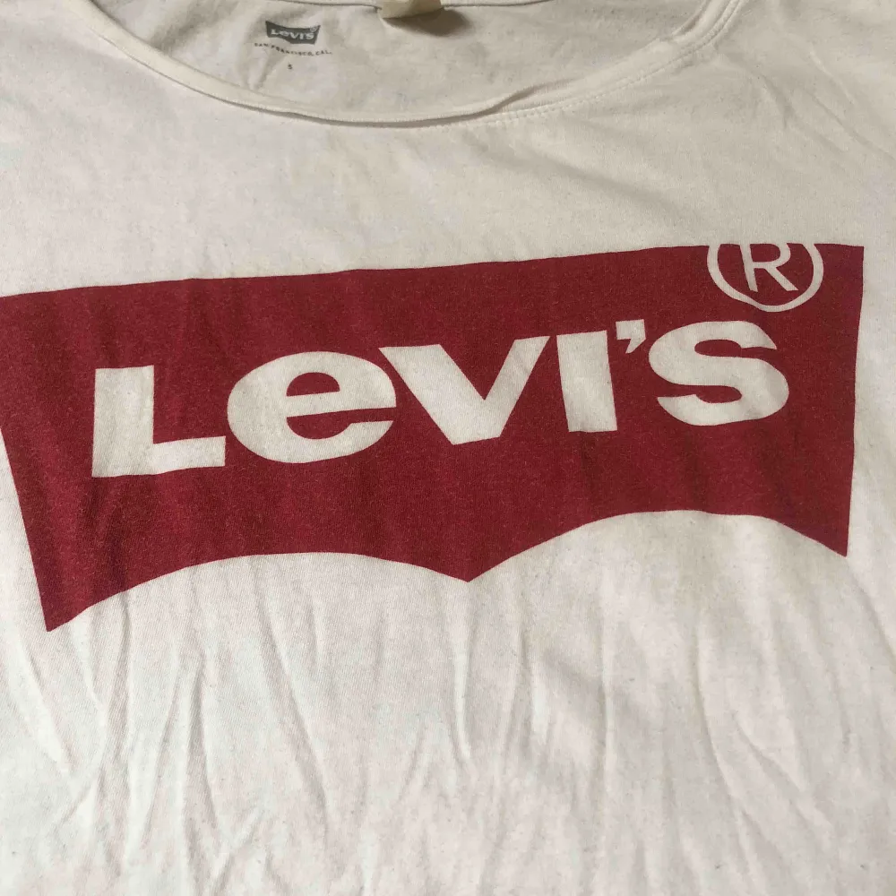 Levis T-shirt i ”boyfriend” stil (alltså lite större och inte tajt) med slitsar på sidorna. Använd ca 10 ggr.   Säljes då jag ej använder den längre. T-shirts.