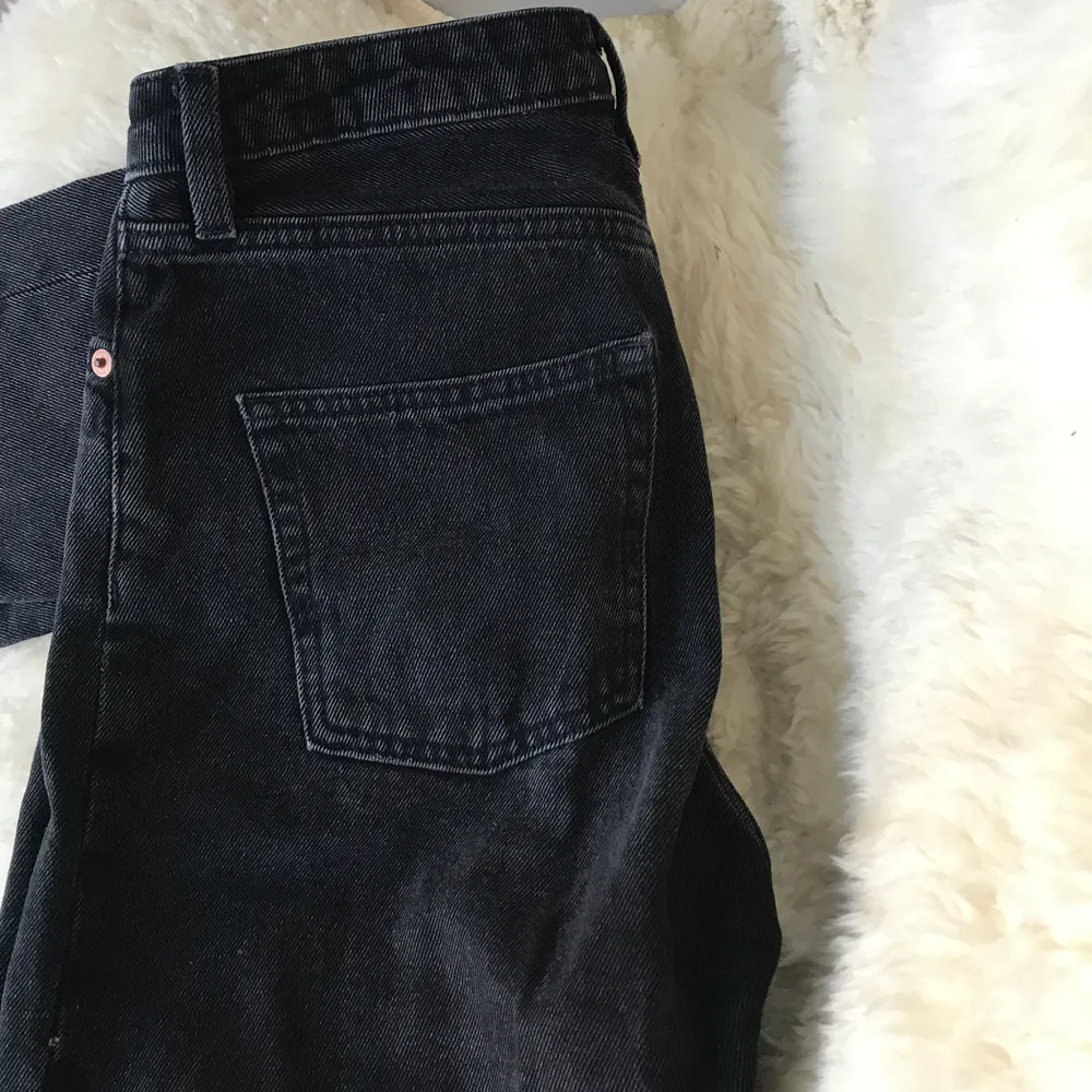 Supersnygga svarta, högmidjade jeans, med gråa/vita diskreta skiftningar. För stora för mig dessvärre, och vill därför sälja. Pris inklusive frakt. . Jeans & Byxor.