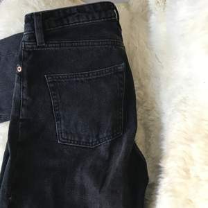Supersnygga svarta, högmidjade jeans, med gråa/vita diskreta skiftningar. För stora för mig dessvärre, och vill därför sälja. Pris inklusive frakt. 
