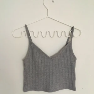  - Kort och ribbad topp från Bikbok med tunna band, superfin till höga byxor eller en kjol. Knappt använd så superfint skick! Möts upp i sthlm eller skickar mot fraktkostnad!  Kolla gärna in mina andra auktioner :-)) 💘💯