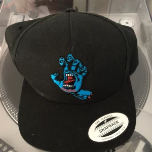  - Ultrafet keps från Santa Cruz. Promotionexemplar som ges ut till återförsäljare. Nyskick. Kan hämtas i Uppdala eller skickas mot fraktkostnad. 