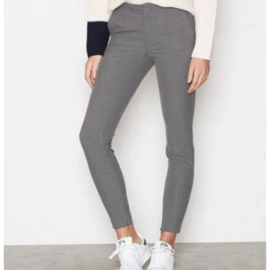  - Gråa kostymbyxor från märket Selected Femme. Sköna och snygga! Har för många sådana byxor så jag har inte fått så mycket användning av de tyvärr. Nypris 599kr
