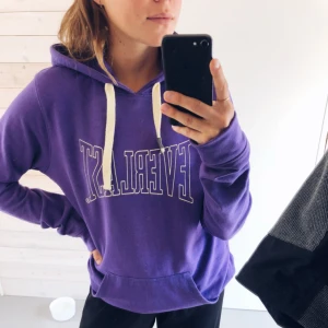  - Oversize hoodie från Everlast. Storlek L men passar XS-L, beroende på hur man vill att den ska sitta. Jag har vanligtvis XS-S, och på mig sitter den löst! (Se bild)   Kan frakta eller mötas upp i Stockholm! 