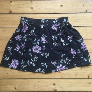  - Oanvänd (av mig) söt kjol köpt från Beyond retro. Kjolen har även två fickor! ☀️