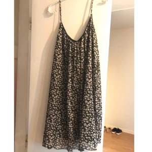  - Blommig klänning