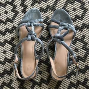 Sandaler i sammet från H&m, använda 1 gång sen har de tyvärr bara stått. Köparen står för frakt!