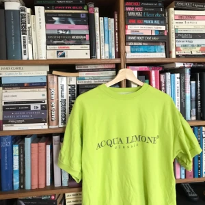  - Helt ny Acqua limone tshirt i grön härlig färg. Är märkt i S men är mycket stor i storlek. Bild 1 & 2 visar den riktiga färgen. 
