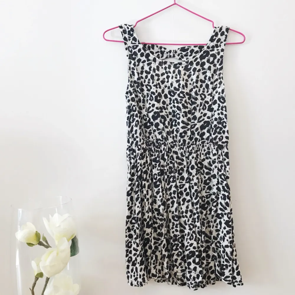 Vit klänning från H&M med svarta leopard mönster och ett fint hål på baksidan på ryggen🌸✨ . Klänningar.