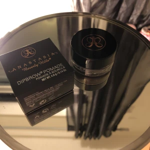  - Säljer min Anastasia dipbrow pomade som jag sorgligt nog köpt i fel färg. Jag har bara provat den 1 gång med en helt ny borste men färgen är för mörk för mig. Den är i färgen choklad och är helt nyinköpt.