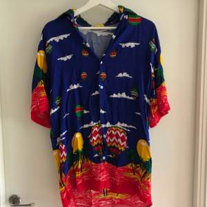 Super cool Hawaii skjorta med små luftballonger på🎈 🌺 köpt på secondhand, men i väldigt fint skick!✨ Skriv om du har frågor 😘 (frakt tillkommer)