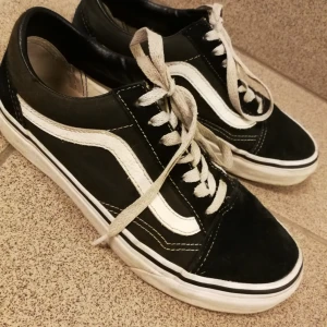  - Vans old skool, använd några gånger men är för små för mig :/ passar en 37a perfekt :) Finns i Karlstad men kan frakta!