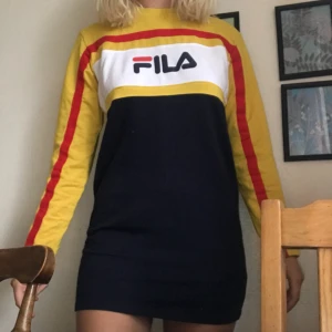  - En supersnygg klänning från fila köpt på urban outfitters! I princip nyskick endast använd en gång. ❤️ Ej avhämting tyvärr, köparen betalar tillkommande frakt 50 kronor. 