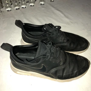  - Nike Air Max Thea i svart läder. 