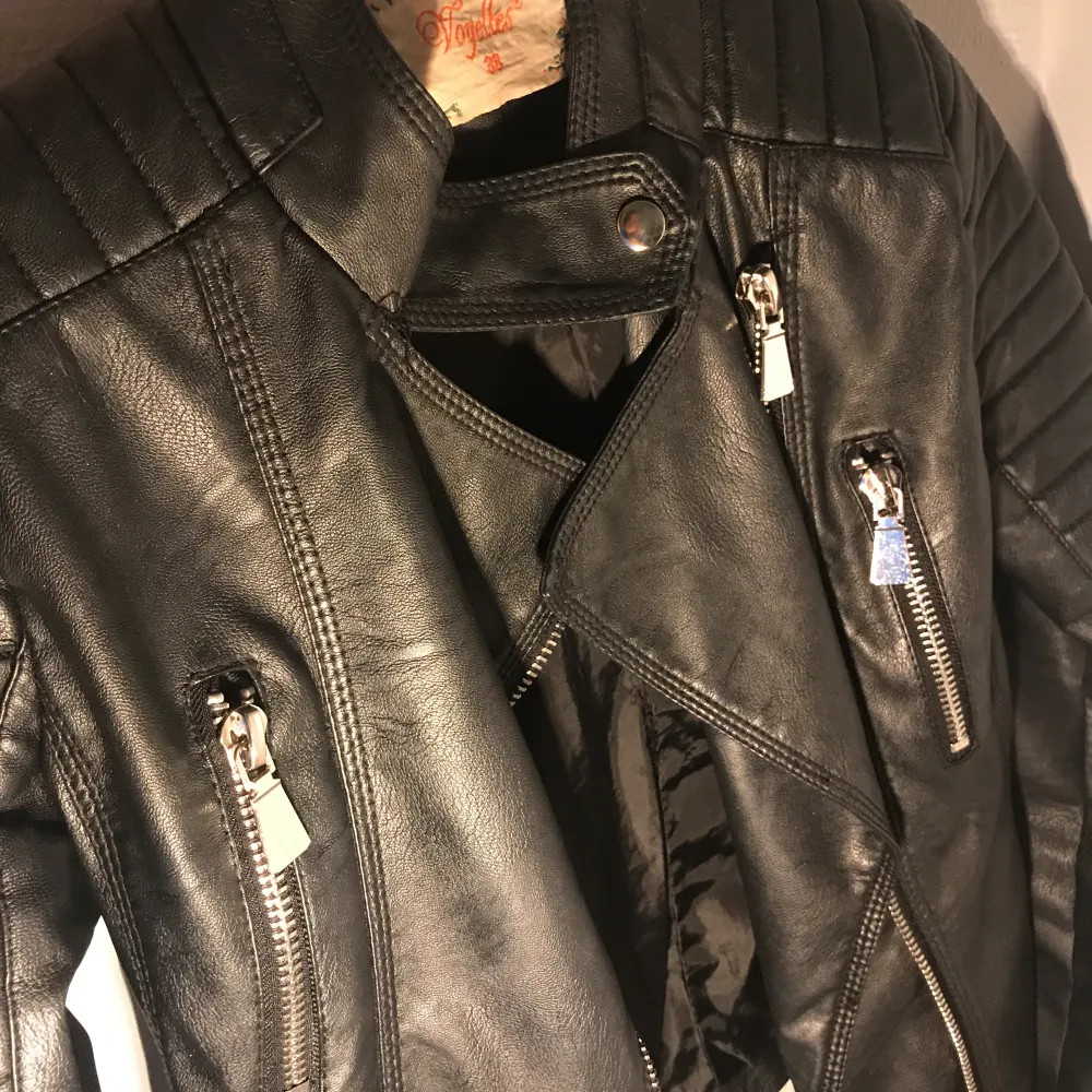 Chiquelles ikoniska moto jacket! Superfint skick, endast ett hål i innertyget på jackan som varken syns eller känns. Suuuuperfin men har alldeles för många jackor!, sitter som en 26.. Jackor.