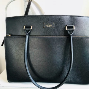  - Kate Spade shovel  Hej! Jag säljer den Kate Spade svart läder väska. Underbar skick, inga repor, som ny. Köpt i USA för drygt 2 år sedan men kommit till användning endast 2 gånger.  Kvitto finns😊😊 