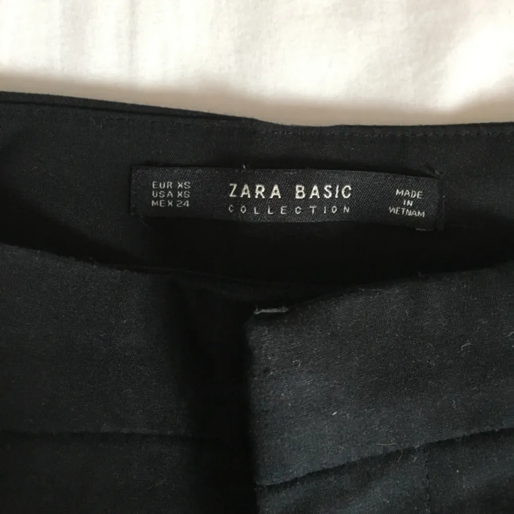Kostymbyxor från Zara, fake-fickor alla 4, köpta för några år sedan men i bra skick, sitter normalt för storleken. Kan mötas upp i Malmö eller Lund annars tillkommer fraktpris. Jeans & Byxor.