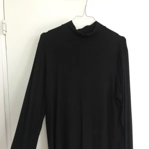  - svart tunn polotröja i medium. står xl på den men är som en medium