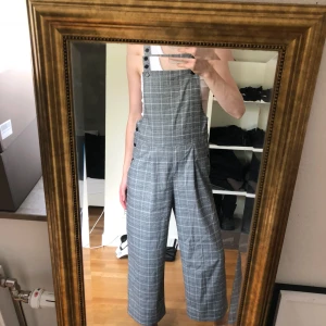  - Superfin byxdress! Jag är 174 Cm och den är lite för kort för mig!  Frakt ingår i priset!  🌞