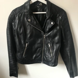  - Svart skinnjacka med bra passform i storlek 38. Perfekt till jeans på sommar/vår kvällar.