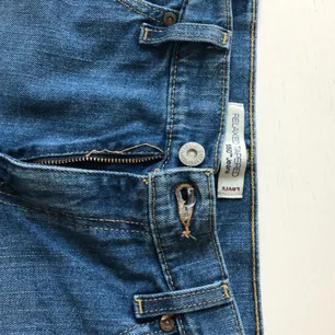 Vintage Levis 550 jeansshorts. Använda få gånger, för små för mig! Brukar ha 28 i byxor, skulle säga att dessa passar 26/27. . Jeans & Byxor.