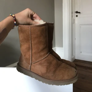 - ett par äkta uggs i strl 39 men passar från 38 upptill 40 även. 