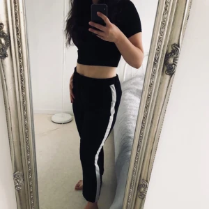  - Snygga byxor från Vero Moda sparsamt använt i princip är som ny. Lite stor i storleken så passar även 40-44 beror på hur du vill de att sitta. Kan mötas upp i Södertälje eller posta om du står för frakten. Kolla gärna mina andra annonser. :)