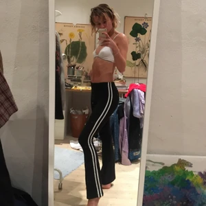  - Bra skick förutom att märket på framsidan av byxan har u och i fallit av på unif 