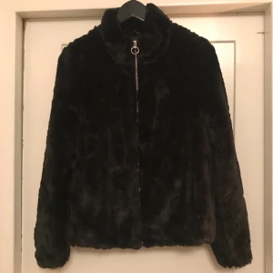  - Jättelen och gosig svart pälsjacka.  *Frakt ingår i priset👍🏼*