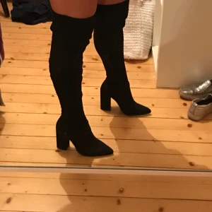  - Svarta knee high stövlar med klack och pointy toe från Nelly. Använda 1 gång så som nya.  *Frakt ingår i priset👍🏼*