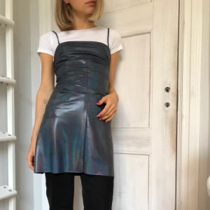  - Sjukt snygg ”venylklänning”!! Har stylat den likt på bilden, en vanlig tisha och ett par jeans! 