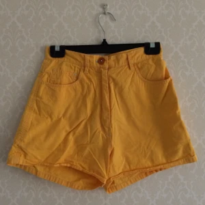 - 🍋Gula retro shorts🍋 • Casa Blanca • Storlek: S, kan passa liten M • 100% bomull  • Köpt 2hand, fint skick förutom blekt färg (bild 2&3 mer korrekt återgivelse). Legat nerpackade en längre tid så tvätt rekommenderas. • FRAKT: 39kr blått kuvert 