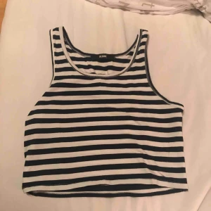  - Blå och vit-randig croptop/kort linne. Sparsamt använd. 