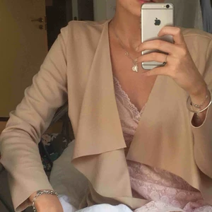  - En snygg beige färgad kappa i tunt material med band till så går att stänga vid intresse eller fler bilder så skriv! Kan posta eller möttas upp på Södermalm!☺️
