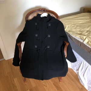  - Svart duffel med huva  använd två gånger. Pris inklusive frakt. 