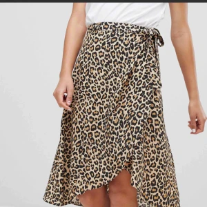  - Väldig trendigt  kjol (: slut överallt  blir din för 400kr 