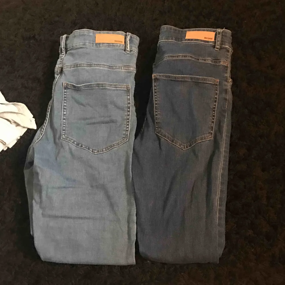Två jeans från bikbok nästintill oanvända. Båda för 150kr elr 100kr st. Pris kan diskuteras. . Jeans & Byxor.