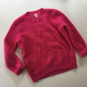  - Superfin angora kofta i en uppiggande cerise färg👍🏼 Använd ett få tal gånger, ny pris 499kr.  Skulle säga att den lätt passar storlek 36-40. Möts gärna upp i Göteborg, frakt ingår ej.