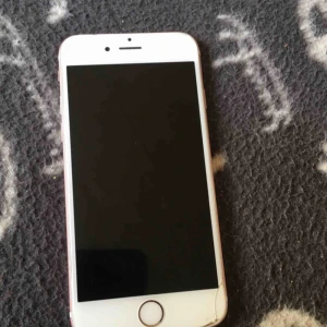  - IPhone 6s lite små skador på men funkar som den ska