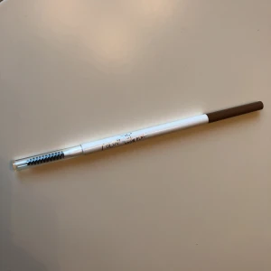  - Ögonbrynspenna från märket Colourpop i färgen ”Honey Blonde”. Jag beställde den nyligen från USA och den är endast testad en gång. Säljer den eftersom det visade sig att färgen var fel för mig. Jag betalar frakt!