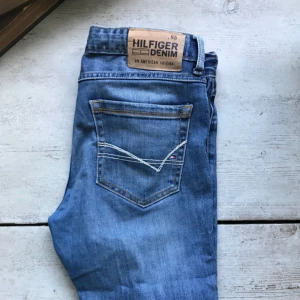  - Tommy Hilfiger denim jeans. Sjukt snygga, boyfriendmodell. Barn storlek 164, motsvarar ungefär 25.