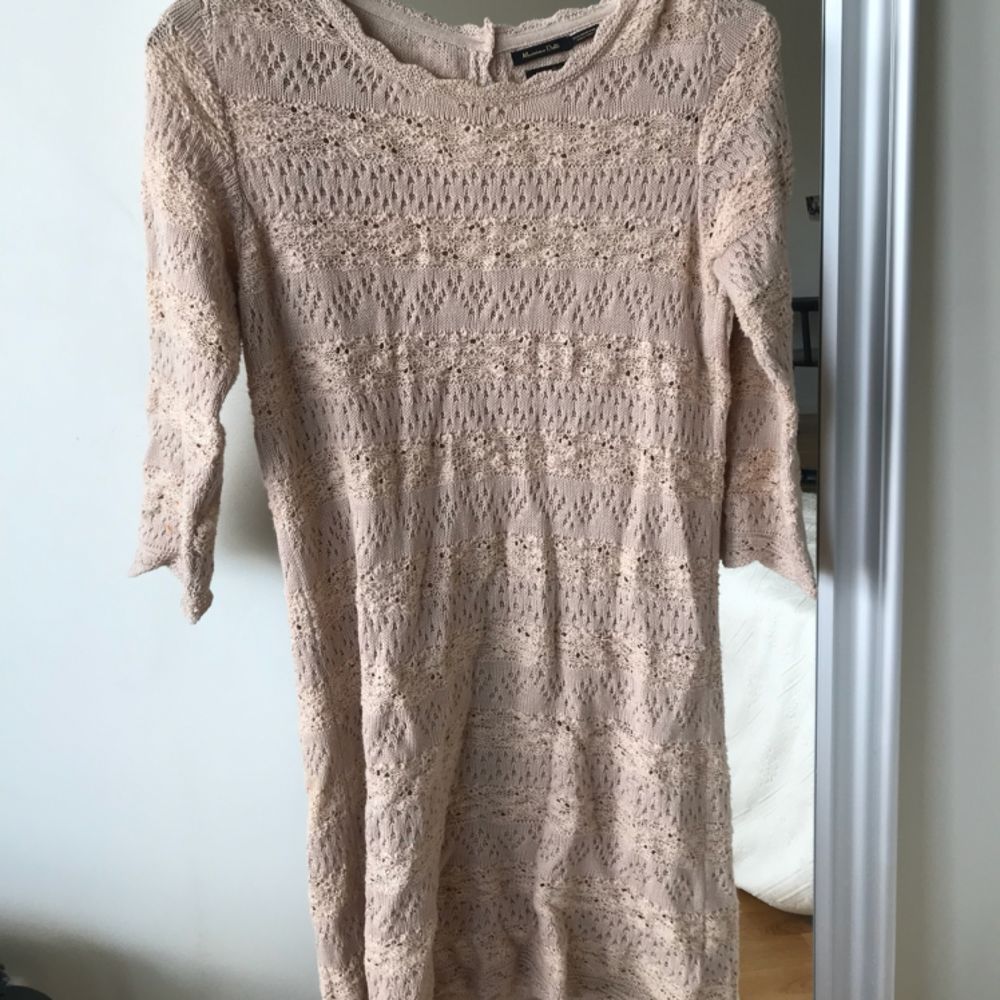 Superfin virkad klänning i puderrosa från Massimo Dutti! Sparsamt använd. Köpare står för frakt!. Klänningar.