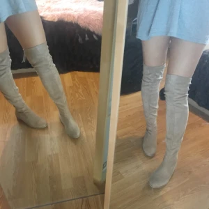  - Over knee boots från Nelly i beige. Storlek 39. Är använda men i fint skick! Ord pris 599kr. Köparen står för frakt som till kommer (ca80kr)